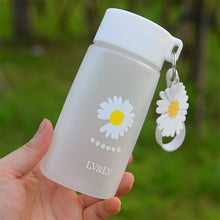 Lade das Bild in den Galerie-Viewer, 500ml Small Daisy Transparent Plastic Water Bottles BPA Free Creative Frosted Water Bottle With Portable Rope Travel Tea Cup DSers
