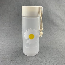 Lade das Bild in den Galerie-Viewer, 500ml Small Daisy Transparent Plastic Water Bottles BPA Free Creative Frosted Water Bottle With Portable Rope Travel Tea Cup DSers
