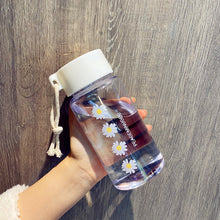 Lade das Bild in den Galerie-Viewer, 500ml Small Daisy Transparent Plastic Water Bottles BPA Free Creative Frosted Water Bottle With Portable Rope Travel Tea Cup DSers
