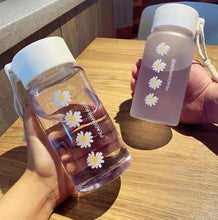 Lade das Bild in den Galerie-Viewer, 500ml Small Daisy Transparent Plastic Water Bottles BPA Free Creative Frosted Water Bottle With Portable Rope Travel Tea Cup DSers
