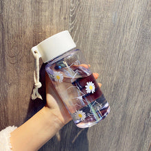 Lade das Bild in den Galerie-Viewer, 500ml Small Daisy Transparent Plastic Water Bottles BPA Free Creative Frosted Water Bottle With Portable Rope Travel Tea Cup DSers
