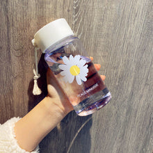 Lade das Bild in den Galerie-Viewer, 500ml Small Daisy Transparent Plastic Water Bottles BPA Free Creative Frosted Water Bottle With Portable Rope Travel Tea Cup DSers
