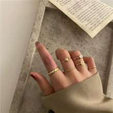 Lade das Bild in den Galerie-Viewer, 17KM Punk Gold Wide Chain Rings Set For Women Girls Fashion Irregular Finger Thin Rings Gift Female Jewelry Party DSers
