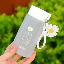 Lade das Bild in den Galerie-Viewer, 500ml Small Daisy Transparent Plastic Water Bottles BPA Free Creative Frosted Water Bottle With Portable Rope Travel Tea Cup DSers
