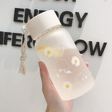 Lade das Bild in den Galerie-Viewer, 500ml Small Daisy Transparent Plastic Water Bottles BPA Free Creative Frosted Water Bottle With Portable Rope Travel Tea Cup DSers
