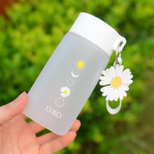 Lade das Bild in den Galerie-Viewer, 500ml Small Daisy Transparent Plastic Water Bottles BPA Free Creative Frosted Water Bottle With Portable Rope Travel Tea Cup DSers
