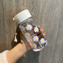 Lade das Bild in den Galerie-Viewer, 500ml Small Daisy Transparent Plastic Water Bottles BPA Free Creative Frosted Water Bottle With Portable Rope Travel Tea Cup DSers
